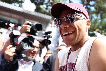 El delantero francés del Real Madrid, Kylian Mbappé, disfrutando en el paddock del Gran Premio de Mónaco de Fórmula 1.