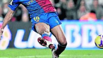 <b>ELEGANTE. </b>Thierry Henry controla un balón ante el Valencia.