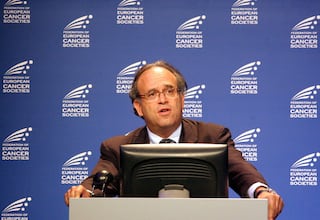 David Khayat, oncólogo ex de la OMS: “Es hora de apostar por soluciones nuevas para dejar de fumar”