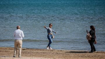 Varias personas en la playa de La Malvarrosa, a 10 de marzo de 2023, en Valencia, Comunidad Valenciana (España). El tiempo este fin de semana viene marcado por un aumento generalizado de las temperaturas, más acusado en el sureste peninsular como en la ciudad de Valencia, donde el mercurio podría sobrepasar los 30 grados, valores que no se alcanzaban en marzo desde que existen registros, según ha informado la Agencia Estatal de Meteorología (Aemet).
10 MARZO 2023;VALENCIA;30 GRADOS;CALOR;ALTAS TEMPERATURAS;VERANO;PLAYA
Rober Solsona / Europa Press
10/03/2023