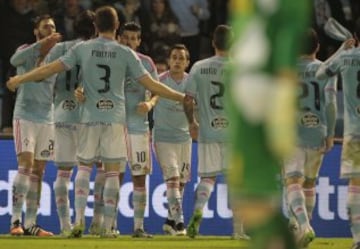 3-1. Orellana celebra el tercer tanto con sus compañeros.