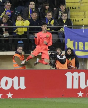 1-3. Neymar celebró el tercer gol.