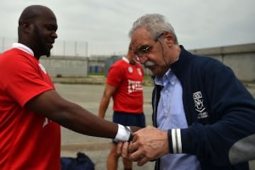 La Drola participa en una temporada regular jugando partidos reales contra equipos reales hechas por los jugadores libres. Este proyecto liderado por la asociación sin fines de lucro “Ovale Oltre le Sbarre” promueve los valores éticos del deporte jugando al juego: la observación de las normas, la lealtad, la solidaridad, el apoyo mutuo de los compañeros y el respeto a los oponentes.