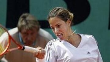 <b>OTRA QUE CAE</b>. Marta Marrero ha caído. Otra más. Tras eliminar a Arantxa con un juego contundente, el cansancio, o los nervios o quién sabe qué, a podido con Marta. Otra que se despide hasta el año que viene.