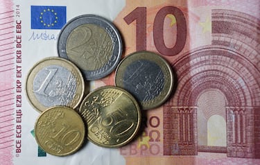 La actual moneda española es el euro, también conocida como la 'moneda única' ya que es la moneda oficial de la eurozona, y es utilizada por 20 de los 27 países miembros de la UE.