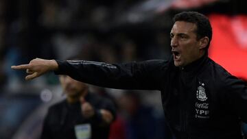 Argentina's coach Lionel Scaloni gestures during the South American qualification football match for the FIFA World Cup Qatar 2022 between Argentina and Venezuela at La Bombonera stadium in Buenos Aires on March 25, 2022. (Photo by Juan Mabromata / AFP)