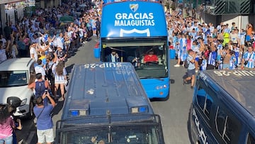 Multitud de personas pendientes de la r¨²a del M¨¢laga.
