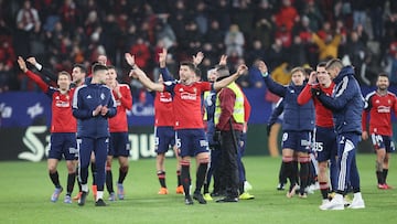 Los jugadores rojillos celebrando con su afición el pase a semifinales de Copa.
