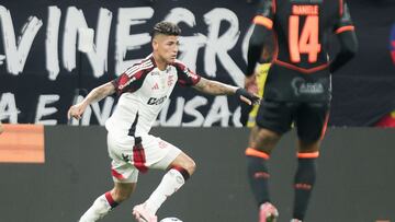 Filipe Luís, DT de Flamengo, elogia a Jorge Carrascal.