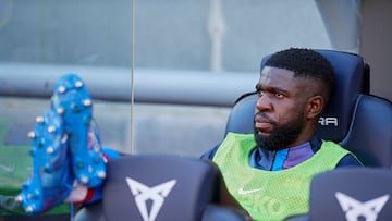 Umtiti en el banquillo durante un Clásico de Liga.