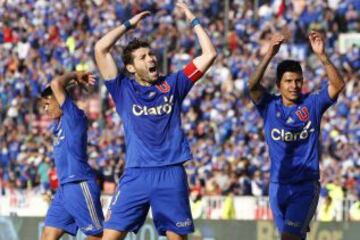 Los jugadores de la U celebran con la gente el título del Apertura.