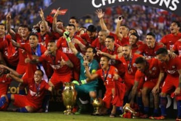 Los jugadores de la seleccion chilena celebran con el trofeo de la Copa America Centenario tras la victoria contra Argentina en el estadio Met Life de Nueva Jersey, Estados Unidos.