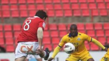 <b>SIN OPCIONES. </b>Morán remata a portería en una de las pocas opciones de los grana durante todo el partido.