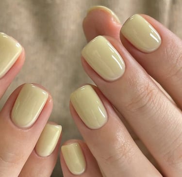 Los colores de uñas cortas que se pondrán de moda para finales de abril 2026