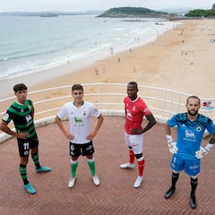 El Racing presenta la ropa con la que da el salto al fútbol profesional