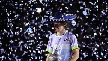 MEX8703. ACAPULCO (MÉXICO), 05/03/2023.- El tenista australiano Alex De Minaur, celebra con el trofeo de campeón al derrotar al estadounidense Tommy Paul hoy, durante la final de singles del Abierto Mexicano de Tenis 2023, en el balneario de Acapulco, en el estado de Guerrero (México). EFE/David Guzmán