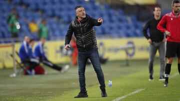 El técnico de Las Palmas, García Pimienta, durante el partido contra el Mirandés.