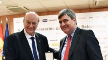 Miguel Roca (izda) recibe la medalla de oro de la Real Orden del Mérito Deportivo de manos de Miguel Cardenal