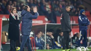 Etxeberria felicita a sus jugadores en una acción del partido ante el Oviedo.