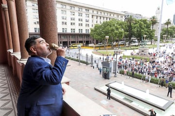 Maradona fue recibido en la Casa Rosada por Alberto Fernández, nuevo presidente de Argentina. El 10 saludó desde el balcón de la Casa Rosada con una réplica de la Copa del Mundo, reviviendo el saludo que hizo en 1986 junto a Raul Alfonsín, y mandó un mensaje al presidente depuesto: Volvimos. Que Macri se vaya a vivir a Tailandia.