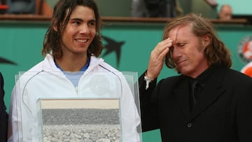 PARIS - MAY 29:  Rafael Nadal (L) of Spain celebrates after breaking Guillermo Vilas&#039; (R) record of 53 consecutive clay court wins during day two of the French Open at Roland Garros on May 29, 2006 in Paris, France.  (Photo by Clive Brunskill/Getty Images)
 PUBLICADA 14/04/17 NA MA35 3COL