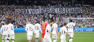 Pancarta en el fondo del estadio, antes del partido.