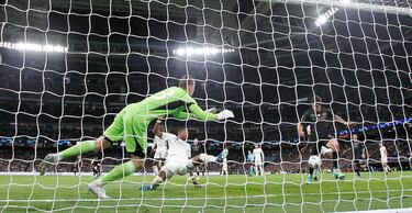 0-1. Giovanni Di Lorenzo gana la espalda a Bellingham centra al segundo palo y Giovanni Simeone marca el primero a pesar de la gran estirada de Adriy Lunin.