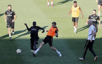 Multitudinario entrenamiento del Real Madrid a puerta abierta