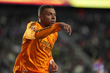 Kylian Mbappé celebró con la camiseta del Madrid al más puro estilo de Cristiano Ronaldo.