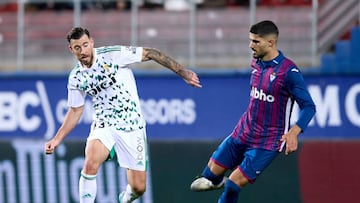 Sergi Enrich puga con Juan Berrocal por un balón en el partido de Ipurua.