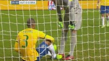 Miranda se lesionó ante Austria y tuvo que ser cambiado.