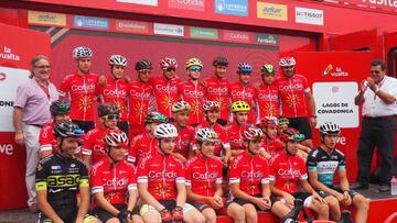 Los participantes de la prueba de cadetes organizada por Cofidis, en la meta de los Lagos de Covadonga en la presente Vuelta a España.