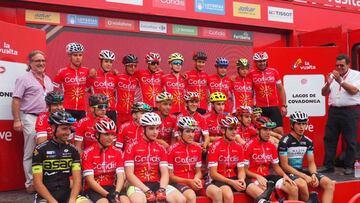 Los participantes de la prueba de cadetes organizada por Cofidis, en la meta de los Lagos de Covadonga en la presente Vuelta a Espa&ntilde;a.