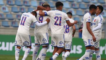 El jugador de Universidad de Chile Junior Fernandes celebra con sus compañeros despues de convertir un gol contra General Velasquez, durante el partido realizado en el Estadio El Teniente de Rancagua, Chile.
19/06/2022
Jorge Loyola/Photosport