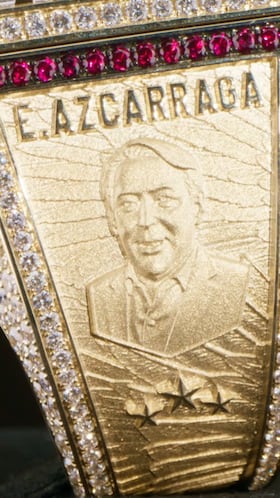 Emilio Azcárraga estrena anillo del Tricampeonato