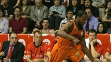 <b>EL MÁS DESTACADO.</b> El panameño Rubén Douglas lideró a su equipo con 27 puntos para llevarse la victoria a domicilio.