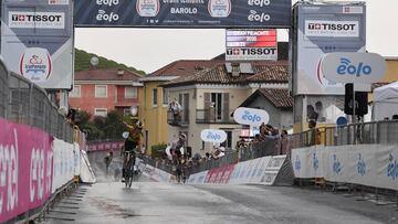 Bennett celebra su victoria en el Gran Piemonte por delante de Ulissi.