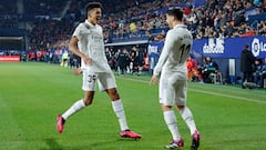 Álvaro Rodríguez y Marco Asensio celebran el gol que el balear marcó a Osasuna a pase del delantero.