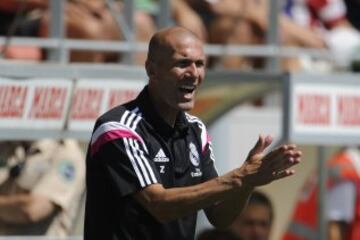 Zidane debutó como entrenador de un equipo el 24 de agosto de 2014 en un encuentro de filiales entre el Atlético B y el Castilla (2-1).