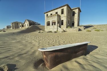 La ciudad de Kolmanskop fue una vez un enclave dedicado a la minería de diamantes a partir de 1908. Pero una vez que sus habitantes descubrieron más diamantes al sur de Kolmanskop, el lugar se convirtió instantáneamente en una ciudad fantasma. Ahora es famoso por sus espeluznantes casas llenas de arena, que han aparecido en diferentes películas