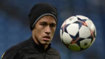 Neymar, entrenando en el Ethiad Stadium en Manchester.