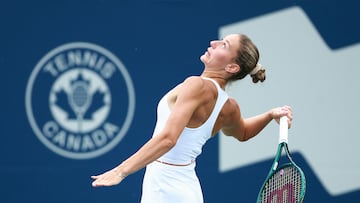 La tenista ucraniana Marta Kostyuk, sirviendo frente a la alemana Tatjana Maria.