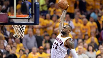 LeBron James se lanza a machacar ante Toronto Raptors.