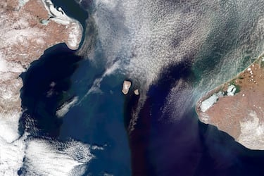 Une el Océano Pacífico (a través del Mar de Bering) con el Océano Ártico (a través del Mar de Chukotka). Divide los continentes de Asia (Siberia, Rusia) y América del Norte (Alaska, Estados Unidos). En su punto más estrecho, la distancia entre el Cabo Dezhnev (Rusia) y el Cabo Príncipe de Gales (EE. UU.) es de solo 83 kilómetros.