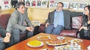 <b>ATENTOS. </b>Díaz-Guerra, Carreño, Murcia, Relaño, Cazón, Díaz y Nieto en un momento de la charla con el técnico del Atlético en la redacción de AS.