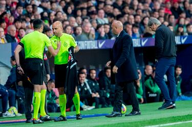 Uno de los asistentes de Martínez Munuera se retira por problemas físicos. El cuarto árbitro reemplaza al lesionado juez de línea e intercambian roles.