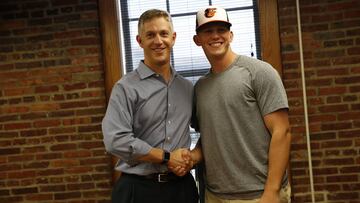 Este lunes los Orioles anunciaron que han llegado a un acuerdo económico, con el catcher egresado de Oregon State y ya firmó su contrato de novato.
