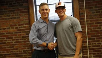 Este lunes los Orioles anunciaron que han llegado a un acuerdo econ&oacute;mico, con el catcher egresado de Oregon State y ya firm&oacute; su contrato de novato.