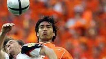 <b>INTENSO CLÁSICO.</B> Alemania y Holanda han disputado un intenso duelo de debut en el estadio Do Dragao, con Schneider y Van Bronckhorst en la imagen.