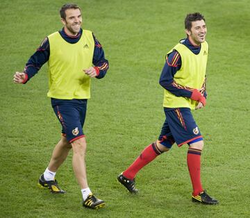 David Villa era, junto con Fernando Torres, la principal baza ofensiva de La Roja. Para el delantero, que se había convertido en el máximo goleador español histórico en los Mundiales, el partido ante Portugal iba a ser “complicado. Portugal juega como un bloque, no ha encajado ningún gol y es la selección que ha logrado más goles en un partido en este campeonato (ante Corea del Norte, a la que endosó un severo correctivo: 7-0), y mal haríamos en fijarnos solo en Cristiano. Tenemos que tratar de imponer nuestro estilo”.